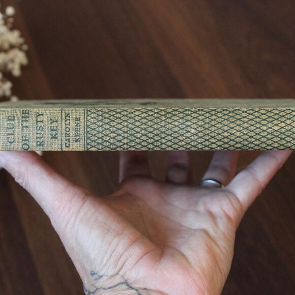 Vintage 1940s Book, "The Dana Girls Mystery Stories, The Clue of the Rusty Key", - Picture 4 of 10